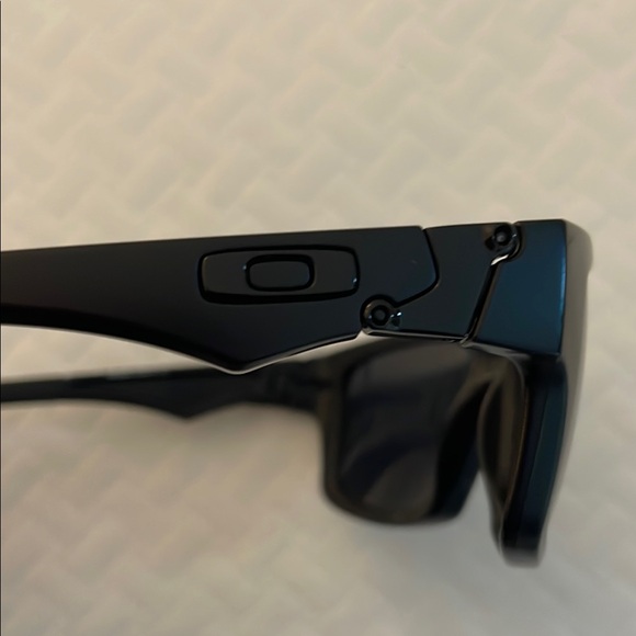 Oakley Black Sunglasses with Polarized Lenses - Picture 3 of 4